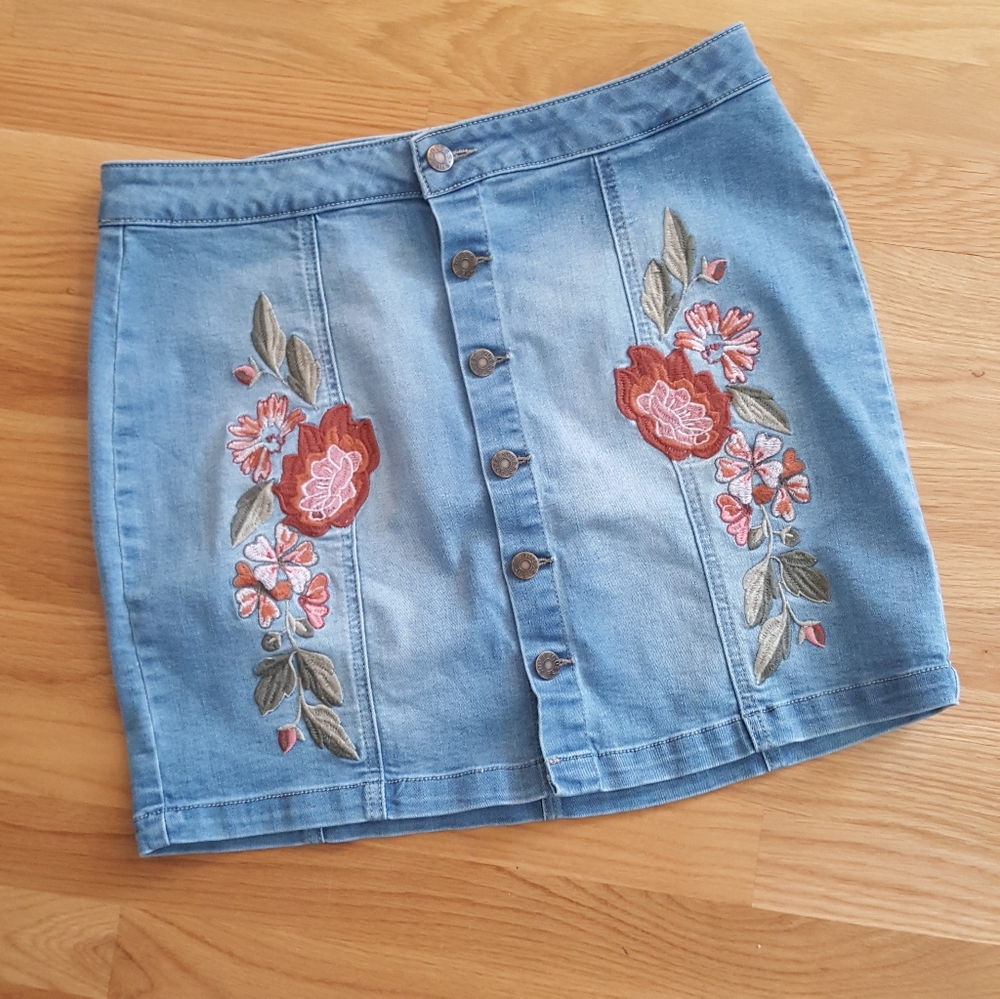 GUESS Embroidered Flower Mini Skirt Size Large